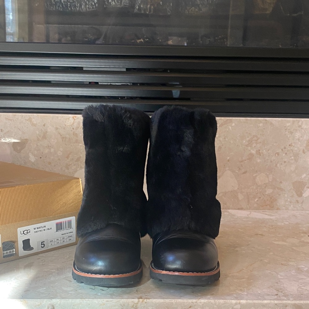 UGG Black leather black fur with brown stitching early 2000’s